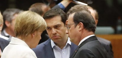 El primer ministro griego, Alexis Tsipras (en el centro), con la canciller alemana Angela Merkel (a la izquierda) y el presidente franc&eacute;s, Fran&ccedil;oise Hollande.