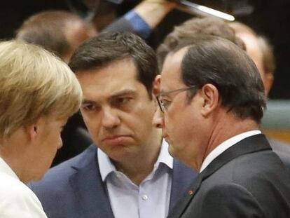El primer ministro griego, Alexis Tsipras (en el centro), con la canciller alemana Angela Merkel (a la izquierda) y el presidente franc&eacute;s, Fran&ccedil;oise Hollande.