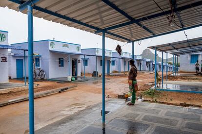 Las casitas de la colonia integrada que la FVF ha construido en Vedrahattie acogerán a 77 familias de la casta vedra, la que se dedica a cavar hoyos y fosas. Aunque aún no están terminadas del todo, los inquilinos ya han comenzado a mudarse, deseosos de disfrutar de las ventajas de tener electricidad, acceso a agua limpia y letrinas. Una condición para entregar estas viviendas es que sean las mujeres las propietarias de las mismas. La medida es para protegerlas en caso de que queden viudas.