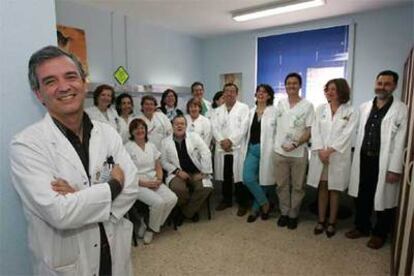 Enrique Alonso, primero a la izquierda, con el equipo de patología mamaria del hospital Puerta del Mar.