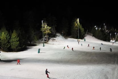 Esquiadores en la estación de La Masella, iluminada por la noche.