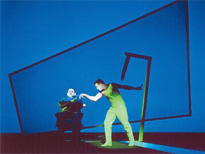 Escena de 'Woyzeck', de George Büchner, con montaje de Bob Wilson para la versión musical de Tom Waits, en el Festival de Otoño de Madrid de 2001.
