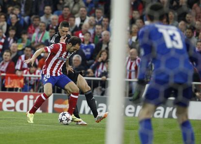 Fernando Torres pelea el balón con Juanfran
