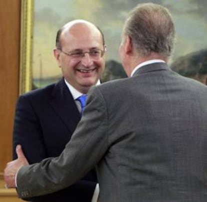 El presidente del Tribunal de Cuentas, Ramón Álvarez de Miranda García, saluda al rey don Juan Carlos, tras tomar posesión de su cargo. EFE/Archivo