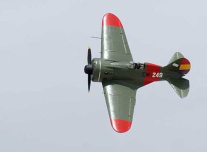 El Polikarpov I-16 mientras volaba ayer sobre Madrid.