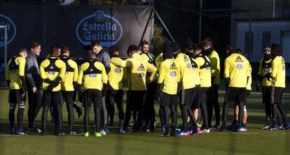 Jugadores y técnicos del Celta durante el último entrenamiento antes de recibir al Real Madrid en los cuartos de final de la Copa del Rey.