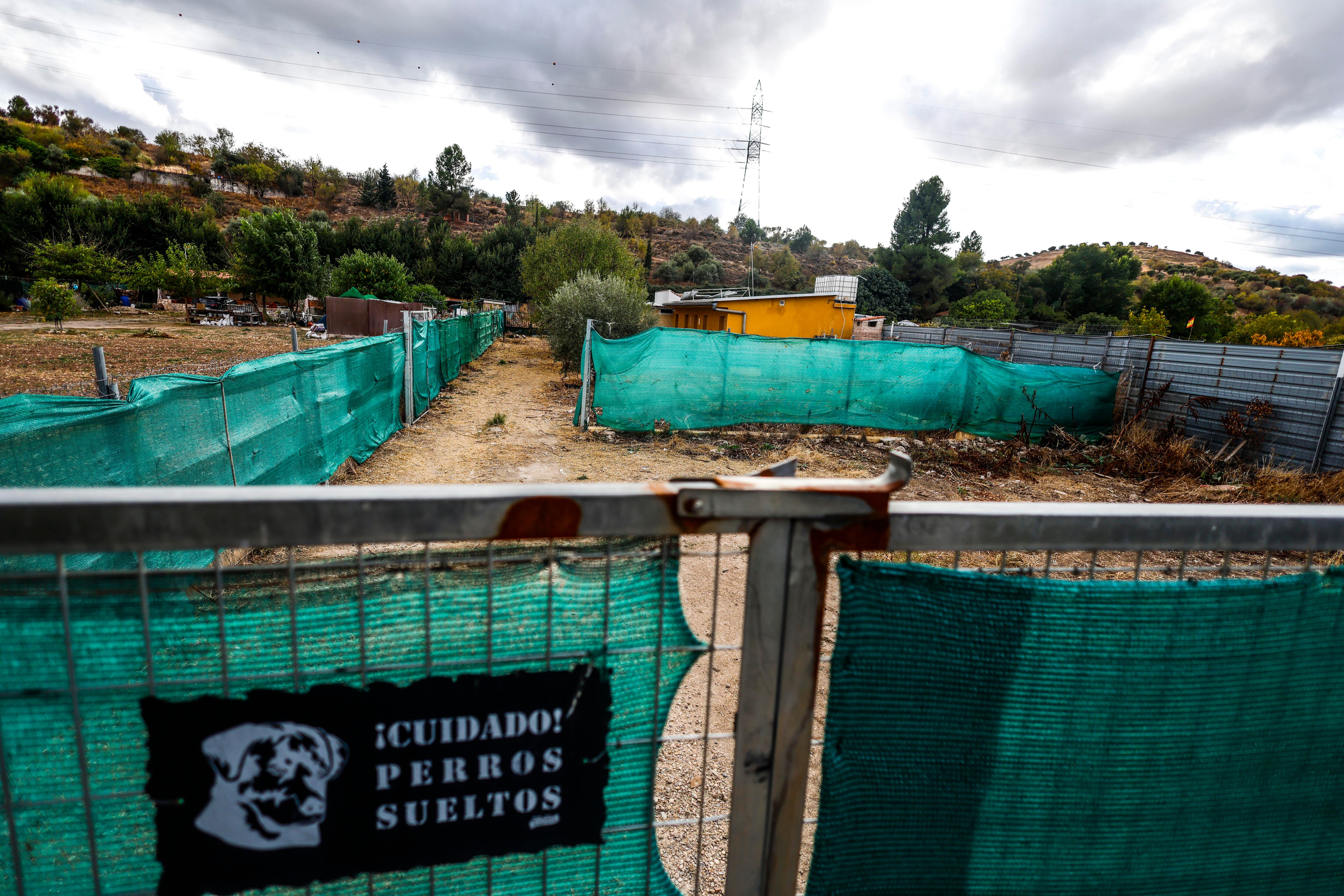 Vista desde el exterior de la finca próxima a Arganda del Rey donde el matrimonio encerraba más de 50 perros.