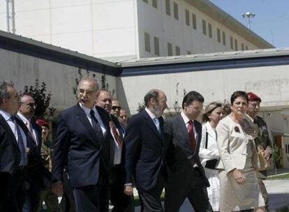 El ministro del Interior, acompañado por el alcalde de la localidad de Albocásser y de la directora general de Instituciones Penitenciarias, Mercedes Gallizo, entre otros, en la inauguración del nuevo centro penitenciario Castellón 2.