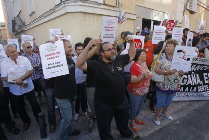 Gente de todas las edades ha mantenido la protesta desde primera hora de la mañana para esperar al secretario judicial encargado de ejecutar la orden, que al final no ha aparecido.