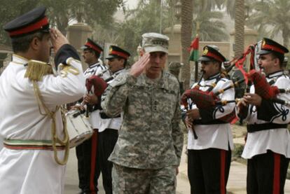 Petraeus saluda a las tropas que le rindieron honores al dejar el cargo en Irak, a finales de 2008.