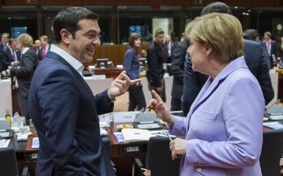 El primer ministro griego, Alexis Tsipras, y la canciller alemana, Angela Merkel, en la cumbre de l&iacute;deres de la UE el pasado 25 de junio. 