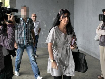 Asunción Guerra llega al Ayuntamiento con su guardaespaldas el martes pasado.