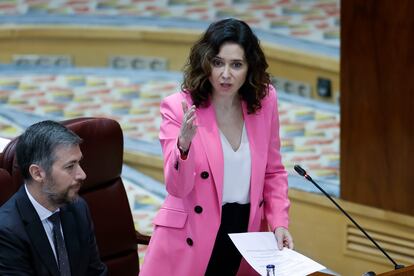 La presidenta de la Comunidad de Madrid, Isabel Díaz Ayuso (d) durante un pleno de febrero en la Asamblea de Madrid.