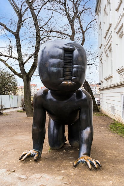 Escultura de David Cerny en el Kampa Park Museum de Praga.