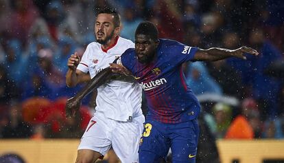 Umtiti disputa el bal&oacute;n con Sarabia, en el pasado Bar&ccedil;a-Sevilla.