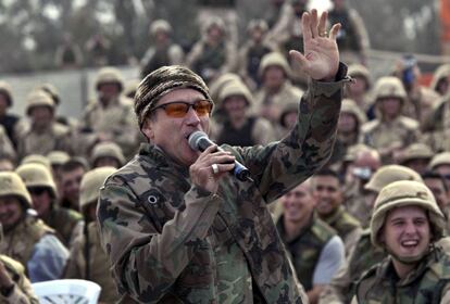 Robin Williams entretém as tropas do exército dos Estados Unidos no aeroporto de Bagdá, em dezembro 2003.