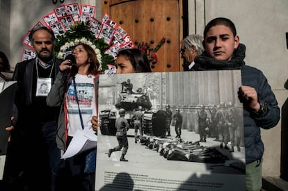 Ativistas da organização chilena de direitos humanos ‘Detidos e Desaparecidos’ pronunciaram um discurso durante ato em frente ao palácio presidencial La Moneda, em Santiago.