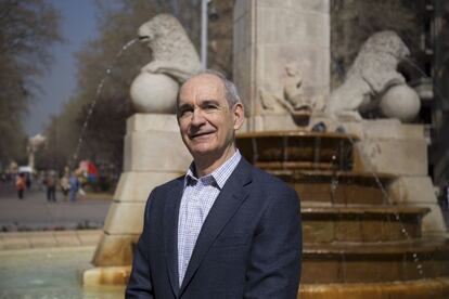 Rafael Mujeriego, presidente de la Asociación Española de Reutilización Sostenible del Agua (Asersa), en la fuente de Hércules, en Barcelona.