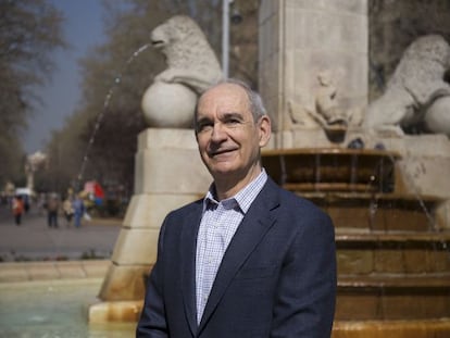 Rafael Mujeriego, presidente de la Asociaci&oacute;n Espa&ntilde;ola de Reutilizaci&oacute;n Sostenible del Agua (Asersa), en la fuente de H&eacute;rcules, en Barcelona.