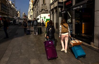 Turistas con maletas en la Gran Vía de Madrid