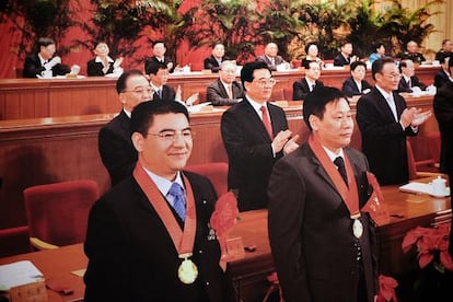 Aunque no pertenece al Partido Comunista, sí fue uno de los delegados en la Asamblea Nacional Popular China. En la imagen se le ve en primer plano. Detrás, el entonces presidente chino Hu Jintao.