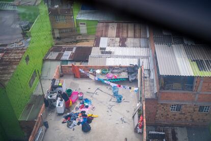 Un habitante de Ciudad Bolívar lava ropa desde la azotea de su casa.