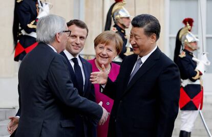 El presidente de la Comisión Europea Jean-Claude Juncker, el presidente francés Emmanuel Macron y la canciller alemana Angela Merkel dan la bienvenida al presidente chino Xi Jinping, en el Palacio del Elíseo en París, Francia.