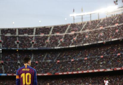 Lionel Messi se prepara para chutar el balón.