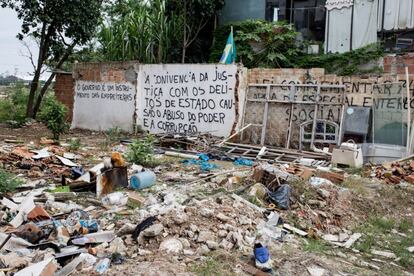 Restos de una de las casas demolidas. En el grafiti central puede leerse: “La convivencia de la Justicia con los delitos del Estado causa abusa de poder y corrupción”. 