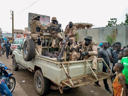 Soldados y ciudadanos en los alrededores de la casa del presidente de Malí, Ibrahim Boubacar Keita, en Bamako, durante la sublevación militar de este martes.