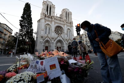 Velas e flores deixados perto da igreja de Notre Dame em homenagem às vítimas do ataque em Nice.