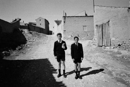 Una de las fotos de Ramón Masats que ilustran el libro de Delibes <i>Viejas historias de Castilla La Vieja.</i>