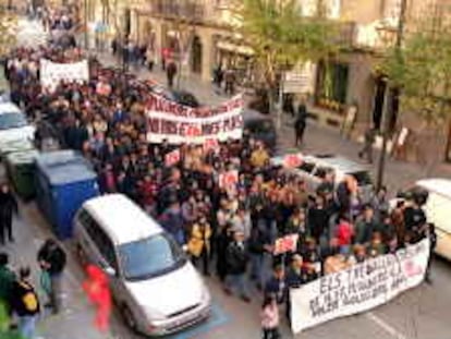 B sin nº (18/nov/00) -recibida por email- Manifestación en Vic por la quiebra de las empresas Puig Nero. -foto: Montse Galobardes.