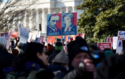 Tras la aprobación, el proceso pasará al Senado, donde se espera sea juzgado el mandatario a partir de enero. En la imagen, protestas frente al Capitolio, en Washington D.C., el 18 de diciembre de 2019.