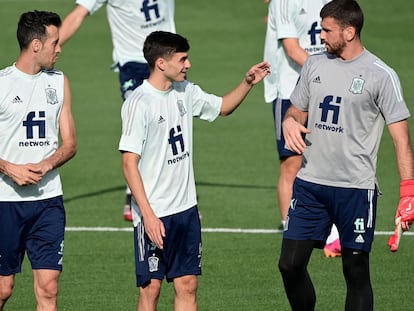 Busquets, Pedri y Unai Simón, en un entrenamiento en Las Rozas.