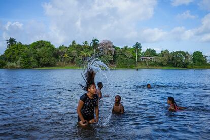 Un grupo de niños se baña en el Lago Gatún.