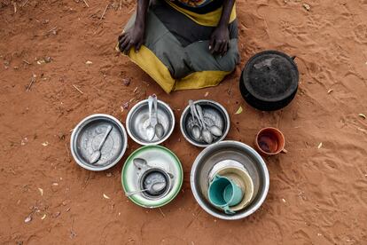 Vao Soagnaveree, de 27 años, muestra sus únicas pertenencias: utensilios de cocina. Vive en Kobamirafo, región de Androy, al sur de Madagascar. Durante el invierno, en julio, cuando la familia está endeudada y ya no encuentran otra opción, los vende.