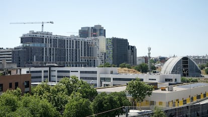 Una construcción de edificios de vivienda social en el distrito de Arganzuela, que colinda con Puente de Vallecas, el pasado 23 de julio.