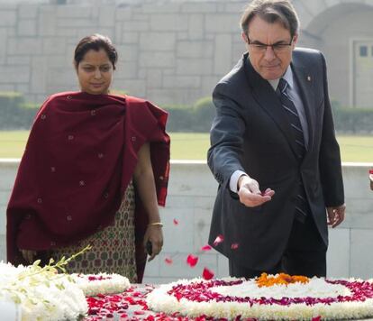 Artur Mas takes part in a floral tribute to Mahatma Gandhi in New Delhi.