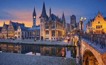 Vista del centro hist&oacute;rico de Gante, en B&eacute;lgica, desde el puente de San Miguel.