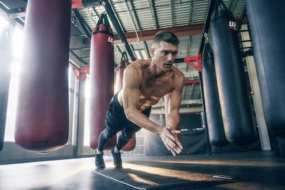 El luchador Stephen “Wonderboy” Thompson, ejecutando flexiones de brazo con palmada.