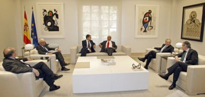Reunión del presidente Zapatero con los grandes banqueros en La Moncloa en noviembre de 2008. Al fondo, Zapatero y Emilio Botín, presidente del Santander.
