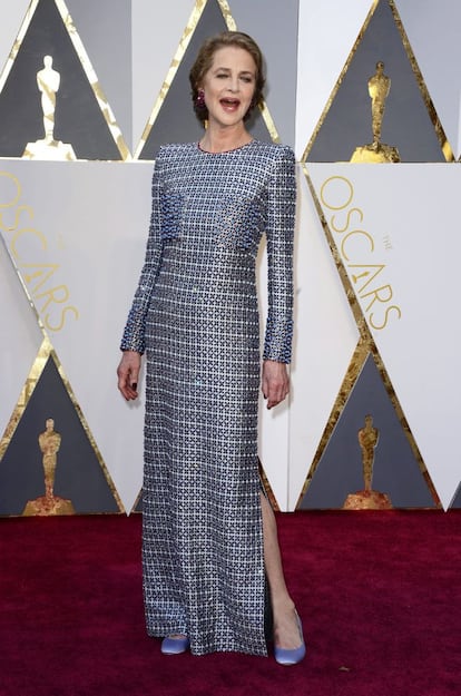 La actriz británica de 70 años Charlotte Rampling se decidió por un vestido brocado de Armani Privé para desfilar sobre la alfombra roja de los Oscar. La actriz vuelve a confiar en un estilo sobrio.

Nominada por primera vez a un Oscar por su interpretación en ’45 años’, Rampling suele apostar por prendas andróginas, y estilos minimalistas. En la alfombra roja, la artista se ha caracterizado por alejarse del ‘look’ de celebridad y prefiere vestidos discretos y zapatos bajos. Giorgio Armani suele ser su diseñador de cabecera.

La veterana actriz fue recientemente presa de fuertes críticas tras haberse opuesto al boicot de la ceremonia de los premios por ser “demasiados blancos”.