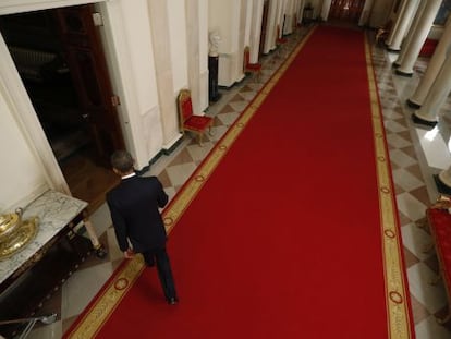 Barack Obama deixa a sala depois de se dirigir à nação.