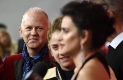 Ryan Murphy, y Penélope Cruz en la presentación de 'El asesinato de Versace: American Crime Story'.