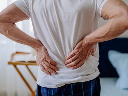 Un hombre con dolor de espalda.