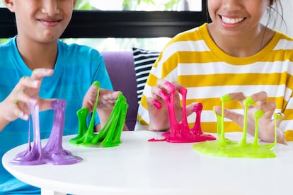 Hacer todas las comprobaciones de seguridad de un producto es imprescindible para evitar cualquier accidente, además de las recomendaciones específicas. En la imagen, dos niños con 'slime' o 'blandiblú', uno de los juguetes revisados.