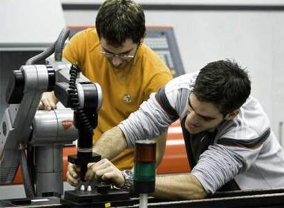 Dos estudiantes de Formación Profesional en el centro de Diocesanas, en Vitoria.