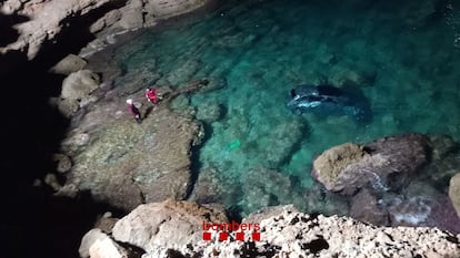 Los Bomberos intervienen en el siniestro de un vehículo que ha caído por un barranco en Calafat.