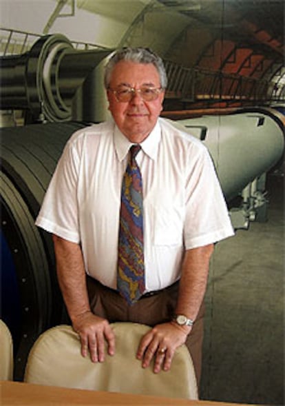Robert Aymar, en el CERN, ante una ilustración del acelerador LHC.
